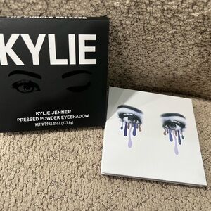 Kylie Cosmetics Pressed Powder Eyeshadow The purple palette
